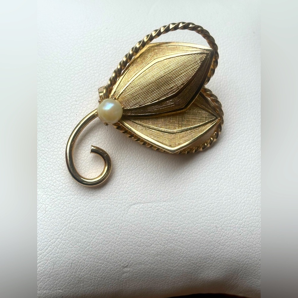 VINTAGE Gold Tone Leaf Heart w/ Faux Pearl Brooch Lapel Necklace Versatile Women